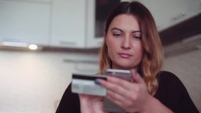Όμορφες σε απευθείας σύνδεση τραπεζικές εργασίες γυναικών που χρησιμοποιούν το smartphone που ψωνίζει on-line με τον τρόπο ζωής π απόθεμα βίντεο Όμορφες σε απευθείας σύνδεση τραπεζικές εργασίες γυναικών που χρησιμοποιούν το smartphone που ψωνίζει on-line με τον τρόπο ζωής π απόθεμα βίντεο