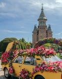Όμορφη floral διακόσμηση ενός παλαιού αυτοκινήτου σε Timisoara, Ρουμανία στοκ εικόνες με δικαίωμα ελεύθερης χρήσης Όμορφη floral διακόσμηση ενός παλαιού αυτοκινήτου σε Timisoara, Ρουμανία στοκ εικόνες με δικαίωμα ελεύθερης χρήσης