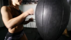 Όμορφη punching κατάρτισης γυναικών Kickboxing τσάντα ικανότητας στούντιο στην άγρια σειρά σωμάτων δύναμης κατάλληλη kickboxer απόθεμα βίντεο Όμορφη punching κατάρτισης γυναικών Kickboxing τσάντα ικανότητας στούντιο στην άγρια σειρά σωμάτων δύναμης κατάλληλη kickboxer απόθεμα βίντεο