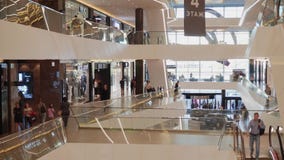 Όμορφη άποψη ενός μεγάλου εμπορικού κέντρου Οι κινήσεις καμερών από από κατω έως επάνω απόθεμα βίντεο Όμορφη άποψη ενός μεγάλου εμπορικού κέντρου Οι κινήσεις καμερών από από κατω έως επάνω απόθεμα βίντεο