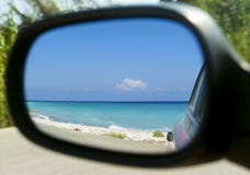 Όμορφη άποψη θάλασσας στο δευτερεύοντα καθρέφτη του αυτοκινήτου Στοκ Εικόνα Όμορφη άποψη θάλασσας στο δευτερεύοντα καθρέφτη του αυτοκινήτου Στοκ Εικόνα