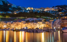 Όμορφη άποψη νύχτας της μαρίνας Grande, νησί Capri, Ιταλία στοκ φωτογραφίες με δικαίωμα ελεύθερης χρήσης Όμορφη άποψη νύχτας της μαρίνας Grande, νησί Capri, Ιταλία στοκ φωτογραφίες με δικαίωμα ελεύθερης χρήσης
