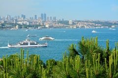 Όμορφη άποψη της Ιστανμπούλ και το Bosphorus με τα σκάφη στοκ φωτογραφία με δικαίωμα ελεύθερης χρήσης Όμορφη άποψη της Ιστανμπούλ και το Bosphorus με τα σκάφη στοκ φωτογραφία με δικαίωμα ελεύθερης χρήσης
