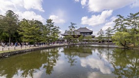 Όμορφη άποψη της λίμνης στην είσοδο στο ναό Todaiji στο Νάρα, Ιαπωνία στοκ φωτογραφία Όμορφη άποψη της λίμνης στην είσοδο στο ναό Todaiji στο Νάρα, Ιαπωνία στοκ φωτογραφία