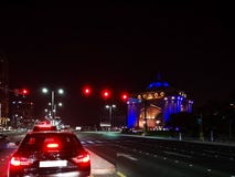 Όμορφη άποψη του παλατιού οδών και εμιράτων πόλεων του Αμπού Ντάμπι τη νύχτα στοκ φωτογραφία Όμορφη άποψη του παλατιού οδών και εμιράτων πόλεων του Αμπού Ντάμπι τη νύχτα στοκ φωτογραφία