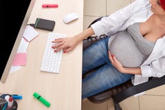 Όμορφη έγκυος επιχειρησιακή γυναίκα στο γραφείο χρυσή ιδιοκτησία βασικών πλήκτρων επιχειρησιακής έννοιας που φθάνει στον ουρανό στοκ εικόνα με δικαίωμα ελεύθερης χρήσης Όμορφη έγκυος επιχειρησιακή γυναίκα στο γραφείο χρυσή ιδιοκτησία βασικών πλήκτρων επιχειρησιακής έννοιας που φθάνει στον ουρανό στοκ εικόνα με δικαίωμα ελεύθερης χρήσης