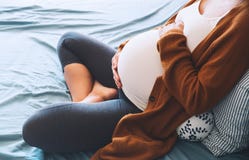 Όμορφη αναμονή εγκύων γυναικών ενός μωρού Όμορφη αναμονή εγκύων γυναικών ενός μωρού