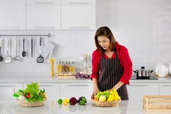 Όμορφη ασιατική γυναίκα στο κόκκινο πουκάμισο και μαύρο ποδιών στοκ εικόνες Όμορφη ασιατική γυναίκα στο κόκκινο πουκάμισο και μαύρο ποδιών στοκ εικόνες
