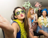 Όμορφη ασιατική γυναίκα στο κόμμα Carnaval στη Βραζιλία Το κορίτσι είναι το s στοκ εικόνες Όμορφη ασιατική γυναίκα στο κόμμα Carnaval στη Βραζιλία Το κορίτσι είναι το s στοκ εικόνες