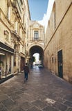 Όμορφη αψίδα επάνω από την οδό στοκ εικόνα με δικαίωμα ελεύθερης χρήσης Όμορφη αψίδα επάνω από την οδό στοκ εικόνα με δικαίωμα ελεύθερης χρήσης