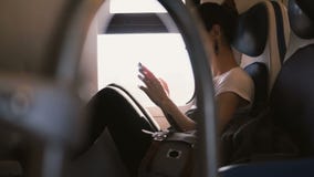 Όμορφη βέβαια καυκάσια γυναίκα που χρησιμοποιεί τον αγγελιοφόρο app στο ταξίδι smartphone και χαμόγελου στο κάθισμα παραθύρων τρα φιλμ μικρού μήκους Όμορφη βέβαια καυκάσια γυναίκα που χρησιμοποιεί τον αγγελιοφόρο app στο ταξίδι smartphone και χαμόγελου στο κάθισμα παραθύρων τρα φιλμ μικρού μήκους