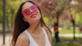 Όμορφη γυναίκα brunette με τα ρόδινα χείλια που φυσούν το φιλί φιλμ μικρού μήκους Όμορφη γυναίκα brunette με τα ρόδινα χείλια που φυσούν το φιλί φιλμ μικρού μήκους