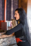 Όμορφη γυναίκα brunette με τη μακρυμάλλη στάση στην υποδοχή και με ένα χαμόγελο που κοιτάζει μακριά, πορτρέτο κινηματογραφήσεων σ στοκ εικόνα με δικαίωμα ελεύθερης χρήσης Όμορφη γυναίκα brunette με τη μακρυμάλλη στάση στην υποδοχή και με ένα χαμόγελο που κοιτάζει μακριά, πορτρέτο κινηματογραφήσεων σ στοκ εικόνα με δικαίωμα ελεύθερης χρήσης