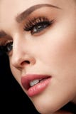 Όμορφη γυναίκα με Makeup, μαλακό δέρμα και μακρύ Eyelashes στοκ φωτογραφίες με δικαίωμα ελεύθερης χρήσης Όμορφη γυναίκα με Makeup, μαλακό δέρμα και μακρύ Eyelashes στοκ φωτογραφίες με δικαίωμα ελεύθερης χρήσης