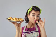 Όμορφη γυναίκα με τα yummy μπισκότα Στοκ φωτογραφία με δικαίωμα ελεύθερης χρήσης Όμορφη γυναίκα με τα yummy μπισκότα Στοκ φωτογραφία με δικαίωμα ελεύθερης χρήσης