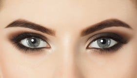 Όμορφη γυναίκα με τα μακροχρόνια eyelashes και με την όμορφη σύνθεση βραδιού στοκ εικόνα με δικαίωμα ελεύθερης χρήσης Όμορφη γυναίκα με τα μακροχρόνια eyelashes και με την όμορφη σύνθεση βραδιού στοκ εικόνα με δικαίωμα ελεύθερης χρήσης