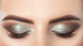 Όμορφη γυναίκα με τα μακροχρόνια eyelashes και με την όμορφη σύνθεση βραδιού στοκ φωτογραφίες Όμορφη γυναίκα με τα μακροχρόνια eyelashes και με την όμορφη σύνθεση βραδιού στοκ φωτογραφίες