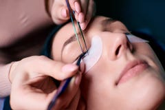 Όμορφη γυναίκα με τα μακροχρόνια eyelashes σε ένα σαλόνι ομορφιάς Διαδικασία επέκτασης Eyelash Τα μαστίγια κλείνουν επάνω στοκ φωτογραφίες με δικαίωμα ελεύθερης χρήσης Όμορφη γυναίκα με τα μακροχρόνια eyelashes σε ένα σαλόνι ομορφιάς Διαδικασία επέκτασης Eyelash Τα μαστίγια κλείνουν επάνω στοκ φωτογραφίες με δικαίωμα ελεύθερης χρήσης