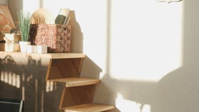 Όμορφη γυναίκα με την ταλάντευση σύνθεσης στο στούντιο φιλμ μικρού μήκους Όμορφη γυναίκα με την ταλάντευση σύνθεσης στο στούντιο φιλμ μικρού μήκους