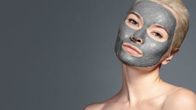 Όμορφη γυναίκα που εφαρμόζει τη μαύρη του προσώπου μάσκα Επεξεργασίες ομορφιάς Το κορίτσι SPA εφαρμόζει την του προσώπου μάσκα αρ στοκ φωτογραφίες με δικαίωμα ελεύθερης χρήσης Όμορφη γυναίκα που εφαρμόζει τη μαύρη του προσώπου μάσκα Επεξεργασίες ομορφιάς Το κορίτσι SPA εφαρμόζει την του προσώπου μάσκα αρ στοκ φωτογραφίες με δικαίωμα ελεύθερης χρήσης