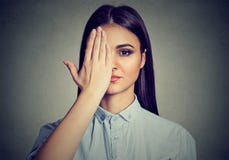 Όμορφη γυναίκα που καλύπτει ένα μάτι με το χέρι στοκ εικόνα Όμορφη γυναίκα που καλύπτει ένα μάτι με το χέρι στοκ εικόνα