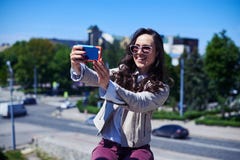 Όμορφη γυναίκα που παίρνει selfie μπροστά από το πανόραμα πόλεων στοκ εικόνες Όμορφη γυναίκα που παίρνει selfie μπροστά από το πανόραμα πόλεων στοκ εικόνες