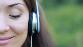 Όμορφη γυναίκα στα ακουστικά που ακούει τη μουσική Μισή κινηματογράφηση σε πρώτο πλάνο προσώπου Η διάθεση, ευχαρίστηση, χαλάρωση, φιλμ μικρού μήκους Όμορφη γυναίκα στα ακουστικά που ακούει τη μουσική Μισή κινηματογράφηση σε πρώτο πλάνο προσώπου Η διάθεση, ευχαρίστηση, χαλάρωση, φιλμ μικρού μήκους