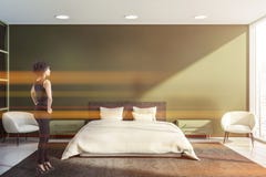 Όμορφη γυναίκα στο πράσινο εσωτερικό κρεβατοκάμαρων στοκ εικόνες με δικαίωμα ελεύθερης χρήσης Όμορφη γυναίκα στο πράσινο εσωτερικό κρεβατοκάμαρων στοκ εικόνες με δικαίωμα ελεύθερης χρήσης