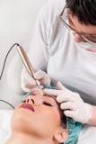 Όμορφη διόρθωση νέων κοριτσιών των φρυδιών σε ένα σαλόνι στοκ εικόνα με δικαίωμα ελεύθερης χρήσης Όμορφη διόρθωση νέων κοριτσιών των φρυδιών σε ένα σαλόνι στοκ εικόνα με δικαίωμα ελεύθερης χρήσης