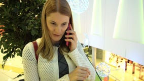 Όμορφη ελκυστική νέα γυναίκα που μιλά στο smartphone της σε μια λεωφόρο Αγορές και ελεύθερος χρόνος 00361 φιλμ μικρού μήκους Όμορφη ελκυστική νέα γυναίκα που μιλά στο smartphone της σε μια λεωφόρο Αγορές και ελεύθερος χρόνος 00361 φιλμ μικρού μήκους