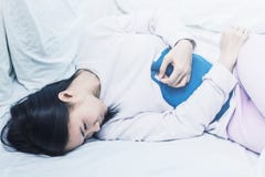 Όμορφη ελκυστική ασιατική γυναίκα που φορά την άσπρη συνεδρίαση πουκάμισων στο κρεβάτι στοκ εικόνες με δικαίωμα ελεύθερης χρήσης Όμορφη ελκυστική ασιατική γυναίκα που φορά την άσπρη συνεδρίαση πουκάμισων στο κρεβάτι στοκ εικόνες με δικαίωμα ελεύθερης χρήσης
