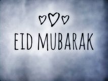 Όμορφη επιθυμία του Mubarak eid στον πάγο που φαίνεται υπόβαθρο με τρεις καρδιές στοκ εικόνες Όμορφη επιθυμία του Mubarak eid στον πάγο που φαίνεται υπόβαθρο με τρεις καρδιές στοκ εικόνες