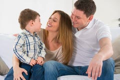Όμορφη ευτυχής οικογένεια που έχει τη διασκέδαση στο σπίτι στοκ φωτογραφία με δικαίωμα ελεύθερης χρήσης Όμορφη ευτυχής οικογένεια που έχει τη διασκέδαση στο σπίτι στοκ φωτογραφία με δικαίωμα ελεύθερης χρήσης
