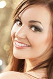 Όμορφη ευτυχής χαμογελώντας γυναίκα Brunette στοκ εικόνες με δικαίωμα ελεύθερης χρήσης Όμορφη ευτυχής χαμογελώντας γυναίκα Brunette στοκ εικόνες με δικαίωμα ελεύθερης χρήσης