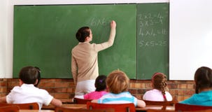 Όμορφη διδασκαλία δασκάλων math στην κατηγορία της και χαμόγελο στη κάμερα απόθεμα βίντεο Όμορφη διδασκαλία δασκάλων math στην κατηγορία της και χαμόγελο στη κάμερα απόθεμα βίντεο