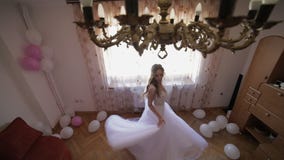 Όμορφη και καλή νύφη στο γαμήλιο φόρεμα που χορεύει κοντά στο παράθυρο Γαμήλιο πρωί Αρκετά και καλά-καλλωπισμένη γυναίκα κίνηση α φιλμ μικρού μήκους Όμορφη και καλή νύφη στο γαμήλιο φόρεμα που χορεύει κοντά στο παράθυρο Γαμήλιο πρωί Αρκετά και καλά-καλλωπισμένη γυναίκα κίνηση α φιλμ μικρού μήκους
