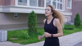 Όμορφη καυκάσια γυναίκα που τρέχει στην οδό Αθλητισμός και υγιής τρόπος ζωής απόθεμα βίντεο Όμορφη καυκάσια γυναίκα που τρέχει στην οδό Αθλητισμός και υγιής τρόπος ζωής απόθεμα βίντεο