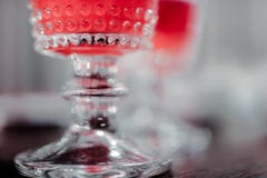 Όμορφη κινηματογράφηση σε πρώτο πλάνο γυαλιού κατανάλωσης κρυστάλλου Έννοια οινοπνεύματος με το θολωμένο υπόβαθρο στοκ εικόνα Όμορφη κινηματογράφηση σε πρώτο πλάνο γυαλιού κατανάλωσης κρυστάλλου Έννοια οινοπνεύματος με το θολωμένο υπόβαθρο στοκ εικόνα