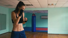 Όμορφη μικτή punching κατάρτισης γυναικών Kickboxing φυλών τσάντα ικανότητας στούντιο στην άγρια σειρά σωμάτων δύναμης κατάλληλη απόθεμα βίντεο Όμορφη μικτή punching κατάρτισης γυναικών Kickboxing φυλών τσάντα ικανότητας στούντιο στην άγρια σειρά σωμάτων δύναμης κατάλληλη απόθεμα βίντεο