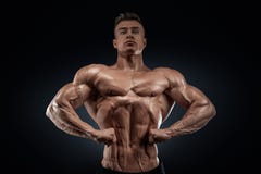 Όμορφη μυϊκή τοποθέτηση bodybuilder σε μπροστινό Lat που διαδίδεται Στοκ φωτογραφία με δικαίωμα ελεύθερης χρήσης Όμορφη μυϊκή τοποθέτηση bodybuilder σε μπροστινό Lat που διαδίδεται Στοκ φωτογραφία με δικαίωμα ελεύθερης χρήσης