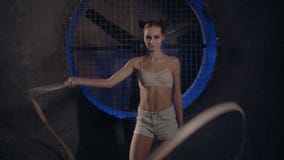 Όμορφη νέα gymnast τοποθέτηση γυναικών με την ταινία γυμναστικής απόθεμα βίντεο Όμορφη νέα gymnast τοποθέτηση γυναικών με την ταινία γυμναστικής απόθεμα βίντεο