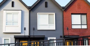 Όμορφη νέα ανάπτυξη townhomes Στοκ Φωτογραφία Όμορφη νέα ανάπτυξη townhomes Στοκ Φωτογραφία