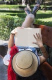 Όμορφη νέα γυναίκα που διαβάζει ένα βιβλίο στο πάρκο στοκ φωτογραφία με δικαίωμα ελεύθερης χρήσης Όμορφη νέα γυναίκα που διαβάζει ένα βιβλίο στο πάρκο στοκ φωτογραφία με δικαίωμα ελεύθερης χρήσης