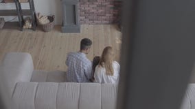Όμορφη νέα διεθνής οικογένεια στο σπίτι, άνδρας αφροαμερικάνων, καυκάσια γυναίκα και μικρή συνεδρίαση κοριτσιών στον καναπέ απόθεμα βίντεο Όμορφη νέα διεθνής οικογένεια στο σπίτι, άνδρας αφροαμερικάνων, καυκάσια γυναίκα και μικρή συνεδρίαση κοριτσιών στον καναπέ απόθεμα βίντεο
