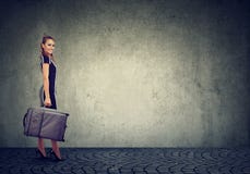 Όμορφη νέα ευτυχής γυναίκα με τη βαλίτσα έτοιμη να ταξιδεψει Στοκ Εικόνες Όμορφη νέα ευτυχής γυναίκα με τη βαλίτσα έτοιμη να ταξιδεψει Στοκ Εικόνες