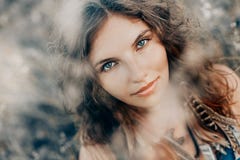 Όμορφη νέα ορισμένη boho γυναίκα σε έναν τομέα στο ηλιοβασίλεμα στοκ εικόνες Όμορφη νέα ορισμένη boho γυναίκα σε έναν τομέα στο ηλιοβασίλεμα στοκ εικόνες