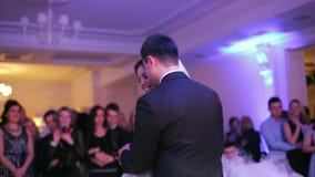 Όμορφη νύφη και όμορφος χορός χορού νεόνυμφων πρώτος στη δεξίωση γάμου απόθεμα βίντεο Όμορφη νύφη και όμορφος χορός χορού νεόνυμφων πρώτος στη δεξίωση γάμου απόθεμα βίντεο