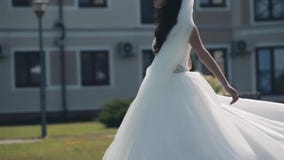 Όμορφη νύφη που περπατά έξω πριν από τη γαμήλια τελετή Στάσεις και στροφές γυναικών γύρω στο γαμήλιο φόρεμα κίνηση αργή φιλμ μικρού μήκους Όμορφη νύφη που περπατά έξω πριν από τη γαμήλια τελετή Στάσεις και στροφές γυναικών γύρω στο γαμήλιο φόρεμα κίνηση αργή φιλμ μικρού μήκους