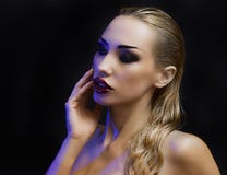 όμορφη ξανθή προκλητική γυ&n Σκοτεινή ανασκόπηση Φωτεινά μάτια Smokey στοκ φωτογραφίες με δικαίωμα ελεύθερης χρήσης όμορφη ξανθή προκλητική γυ&n Σκοτεινή ανασκόπηση Φωτεινά μάτια Smokey στοκ φωτογραφίες με δικαίωμα ελεύθερης χρήσης