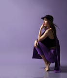 Όμορφη πρότυπη τοποθέτηση κοριτσιών hipster στο πορφυρά κοστούμι και το εσώρουχο στοκ εικόνες με δικαίωμα ελεύθερης χρήσης Όμορφη πρότυπη τοποθέτηση κοριτσιών hipster στο πορφυρά κοστούμι και το εσώρουχο στοκ εικόνες με δικαίωμα ελεύθερης χρήσης